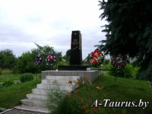 Братская могила Советских воинов в городе Смолевичи около школы №3