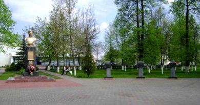 Памятник Шутову, Глуск