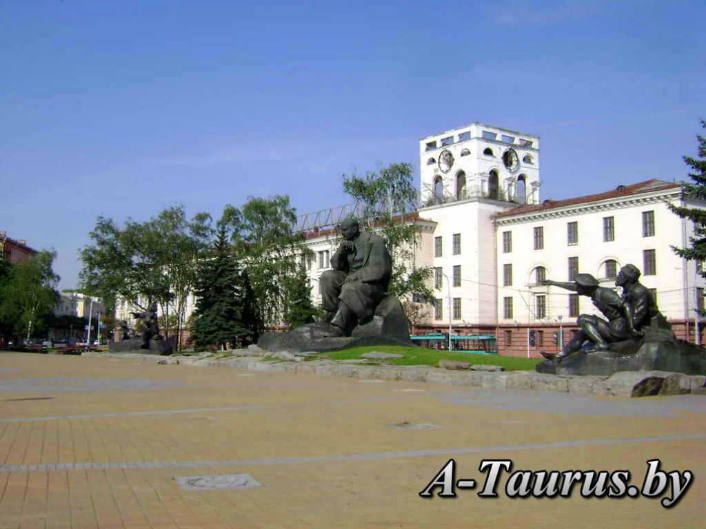 Памятник Якубу Коласу в Минске на площади