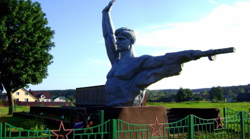 Памятник землякам в центре Августово