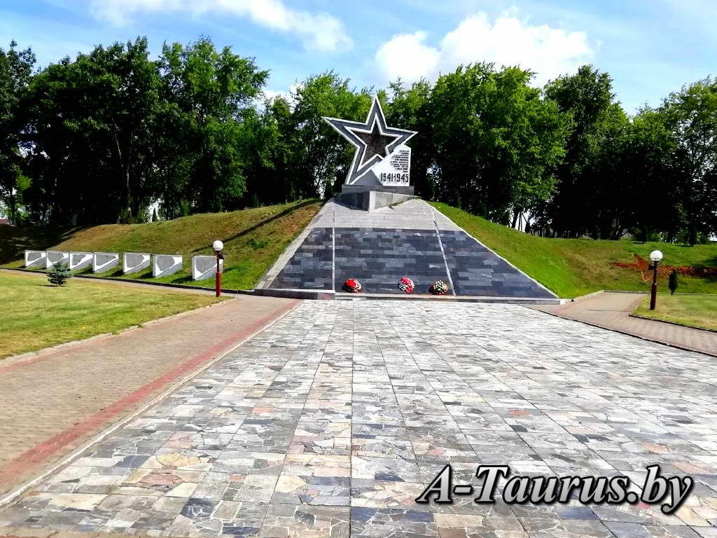 Мемориальный комплекс воинам в посёлке Кореличи памятник землякам