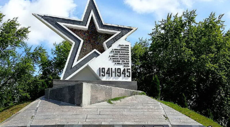 Памятник землякам в городском посёлке Кореличи фото