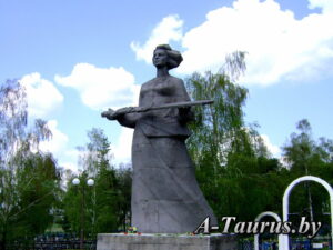 Женщина с мечом в центре мемориала Воинская Слава в Глуске