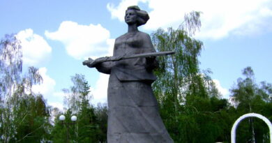 Женщина с мечом в центре мемориала Воинская Слава в Глуске