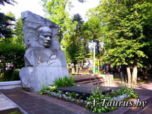 Памятник на могиле Якуба Коласа в Минске