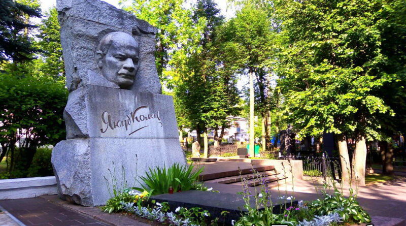 Памятник на могиле Якуба Коласа в Минске