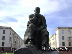 Памятник Якубу Коласу в Минске, на площади названной в его честь