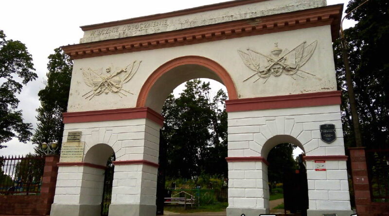 Ворота Кальварийского кладбища в Минске вид спереди