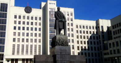 Памятник Ленину Владимиру Ильичу площадь Независимости перед домом правительства в Минске