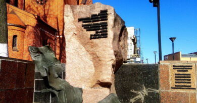 Памятник Омельянюку Владимиру Степановичу площадь Независимости в Минске
