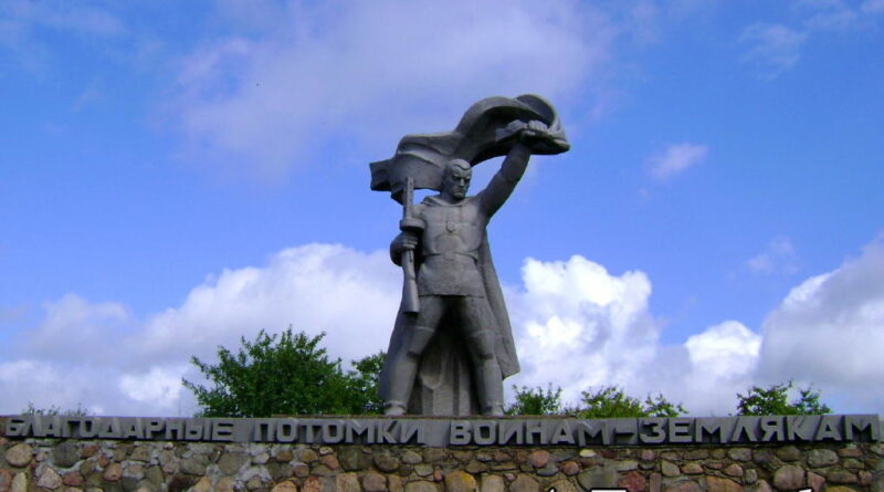 Памятник воинам-землякам в центре Гайна, передний вид