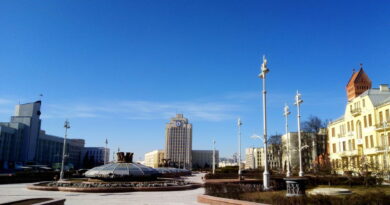 Площадь Независимости в Минске вид вдоль её центральной оси