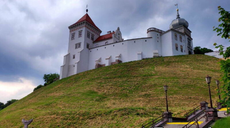 Старый замок в Гродно вид снизу холма