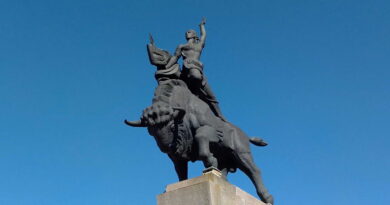 Памятник Женщина на зубре в Минске